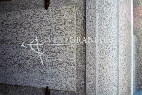 Edicola funeraria in pietra di luserna