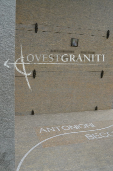 Edicola funeraria in pietra di luserna