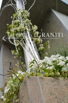 Particolare cappella di famiglia in pietra di luserna rossa