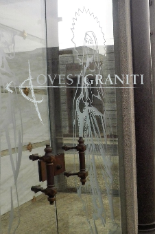 	Particolare colonne cappella di famiglia in granito