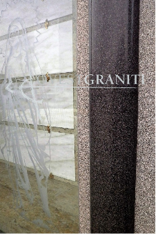 Particolare colonne cappella di famiglia in granito