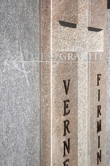 	Particolare tomba di famiglia a platea in pietra di luserna rossa e blu