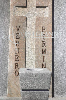 Particolare tomba di famiglia a platea in pietra di luserna rossa e blu