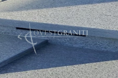 particolare tomba a platea in pietra di luserna