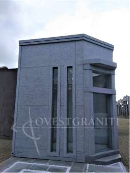 Edicola funeraria in pietra di Luserna, posa in facciata ventilata.