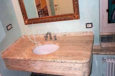 Top bagno in travertino classico stuccato blu.