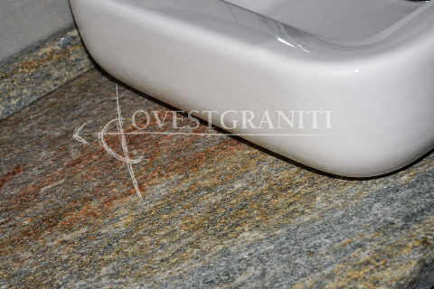 Particolare top bagno in pietra di luserna colore misto, finitura spazzolata.
