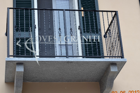 Balcone e modiglioni in pietra di luserna blu. Spessore cm.6.