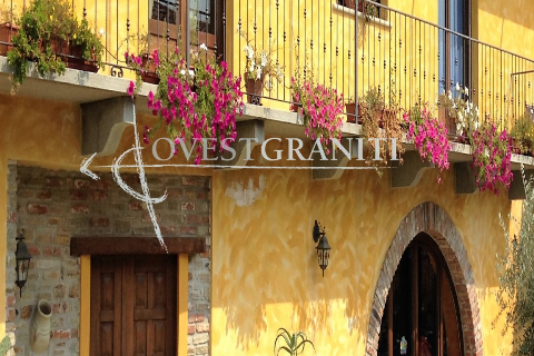 Balcone e modiglioni in pietra di luserna rossa. Spessore cm.8.