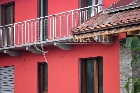 	Balcone e modiglioni in pietra di luserna blu. Spessore cm.8.