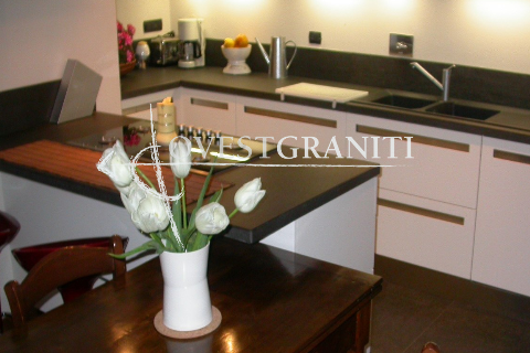 Top cucina in nero assoluto effetto "velvet".