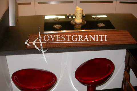 Top cucina in nero assoluto effetto "velvet".