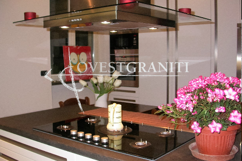 Top cucina in nero assoluto effetto "velvet".
