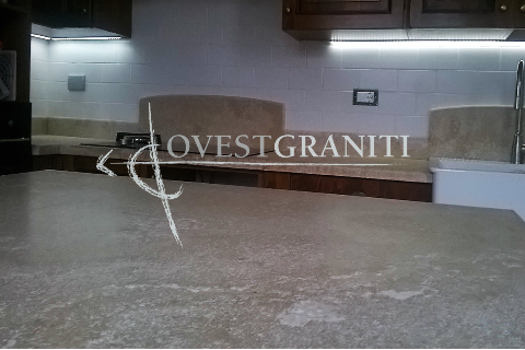 Top cucina in travertino classico spessore cm. 4, finitura spazzolata.