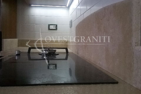 Top cucina in travertino classico spessore cm. 4, finitura spazzolata.