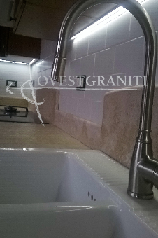Top cucina in travertino classico spessore cm. 4, finitura spazzolata.