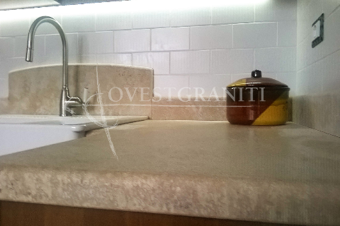 Top cucina in travertino classico spessore cm. 4, finitura spazzolata.