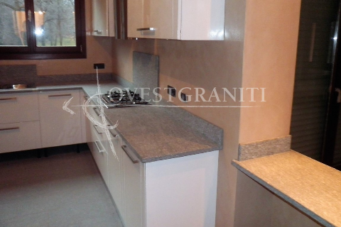 Top cucina in pietra di luserna blu, finitura spazzolata.