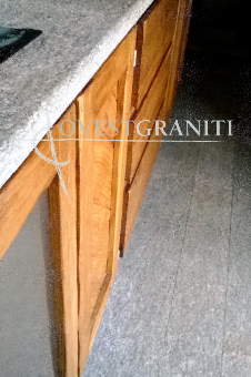 Top cucina e pavimento in pietra di luserna blu, finitura spazzolata.