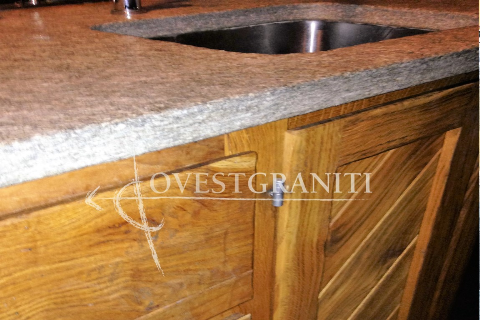 Top cucina in pietra di luserna blu, finitura spazzolata.