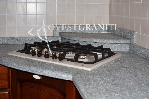 Top cucina in pietra di luserna blu, finitura spazzolata.