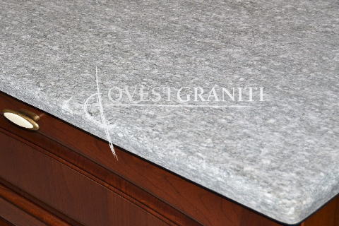 Top cucina in pietra di luserna blu, finitura spazzolata.