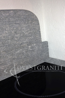 Top cucina in pietra di luserna blu, finitura spazzolata.