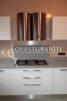Top cucina in pietra di luserna blu, finitura spazzolata.