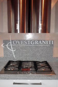 Top cucina in pietra di luserna blu, finitura spazzolata.