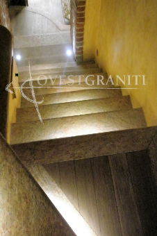 Scala in pietra di luserna rossa spazzolata spessore cm.4, coste lavorate a "toro", sottoilluminata