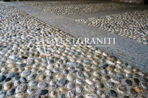 Particolare pavimento in quadrettoni di pietra di luserna e ciottoli.