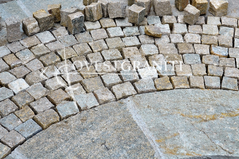 Particolare pavimento in quadrettoni di pietra di luserna e cubetti.