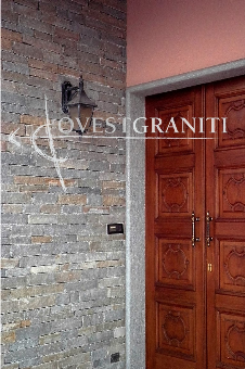 Rivestimento muro in liste di pietra di luserna colore misto, posa a "finto secco".