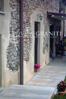 Marciapiede in quadrettoni di luserna, ripristino e recupero muro originale.