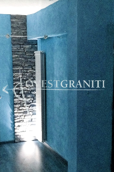 Rivestimento muro in liste di pietra di luserna colore misto, posa con giunto.