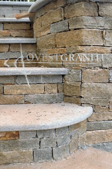 Rivestimento muro in liste di pietra di luserna colore misto, posa a "finto secco".