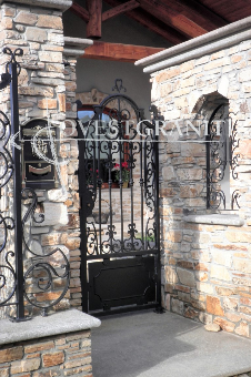 	Rivestimento muro in "topure" di quarzite gialla posa con giunto.