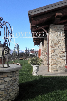 	Rivestimento muro in "topure" di quarzite gialla posa con giunto.