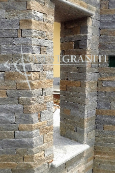 	Rivestimento muro in liste di pietra di luserna colore misto, posa a "finto secco".