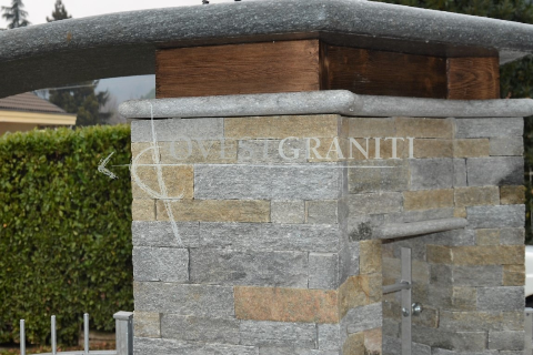 	Rivestimento muro in liste di pietra di luserna colore misto, posa a "finto secco".