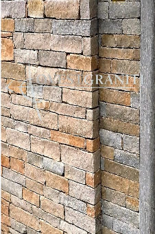 Rivestimento muro in liste di pietra di luserna colore misto, posa a "finto secco".