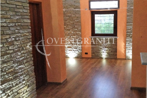 	Rivestimento muro in liste di pietra di luserna colore misto, posa a con giunto.