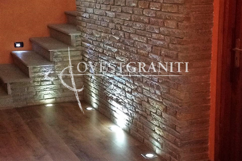 Rivestimento muro in liste di pietra di luserna colore misto, posa a con giunto.