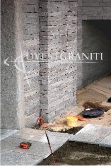 Rivestimento muro in liste di pietra di luserna colore blu, posa a "finto secco".