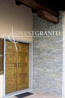 Rivestimento muro in liste di pietra di luserna colore misto, posa a "finto secco".