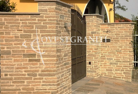 Rivestimento muro in liste di pietra di luserna colore doreè, posa a con giunto.