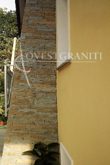 	Rivestimento canna fumaria in liste di pietra di luserna colore doreè, posa a "finto secco".