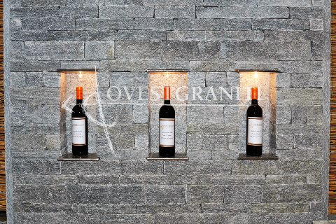 	Rivestimento muro in liste di pietra di luserna colore blu, posa a "finto secco".