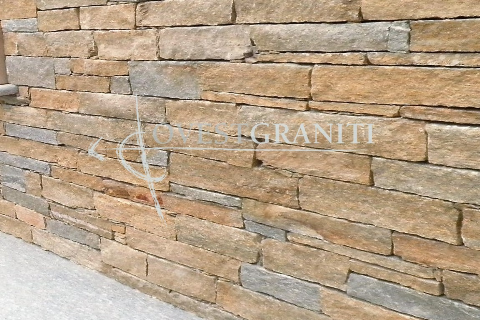 Rivestimento muro in liste di pietra di luserna colore doreè, posa a "finto secco".