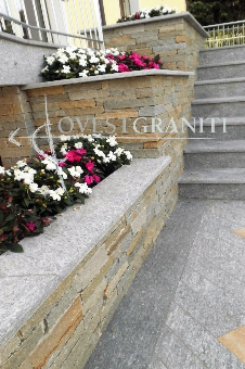 Rivestimento muro in liste di pietra di luserna colore doreè, posa a "finto secco".